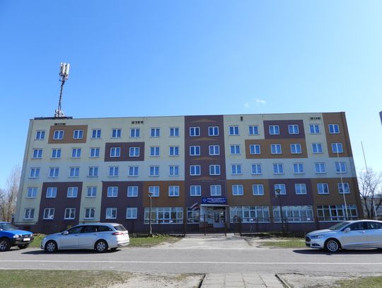 Wyrzucił krzesło z 3-go piętra, potem uciekał z kwarantanny