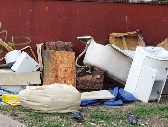 Wyrzucił odpady w centrum miasta... Musiał posprzatać, dostał też mandat