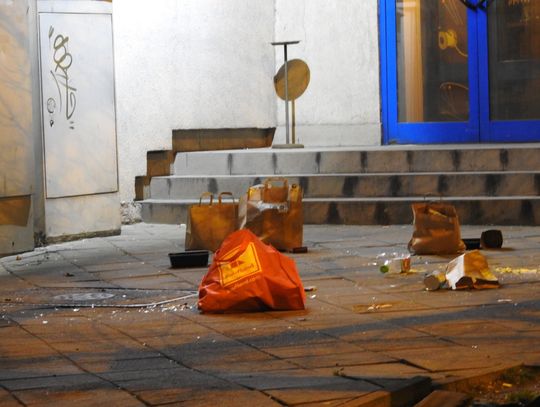 Wyrzucone przez okno śmieci wylądowały na chodniku. Policja szuka sprawcy