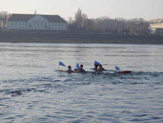 Mikołajkowe Przepływanie Wisły 2024. Startuje 34 morsów