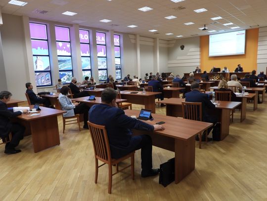 XXXII Sesja Rady Miasta za nami, radni z PiS krytykowali prezydenta za słabe wyniki Anwilu i dziury w drogach