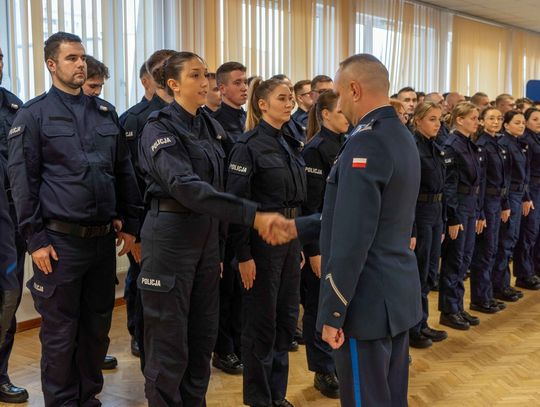 59 nowych policjantów przyjęło ślubowanie. 5 z nich trafi do Włocławka