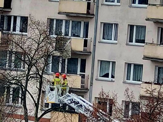 Z bloku przy ul. Stodólnej odpadł fragment balkonu