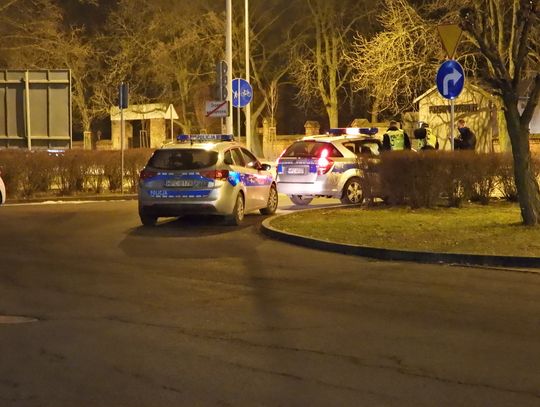 Z dwoma promilami, bez uprawnień, rozmawiając przez telefon mieszkaniec gm. Brześć Kujawski prowadził auto. Policja zatrzymała mężczyznę na ul. Chopina