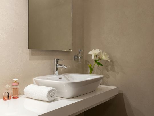 Z kranów w Brześciu leci brunatna ciecz. Problem się nie kończy