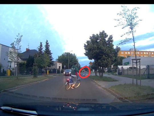 Z telefonem w ręku i prosto pod koła pojazdu. Uwaga na nieodpowiedzialnych rowerzystów