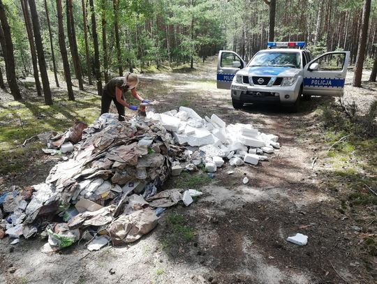 Za wyrzucone w lesie materiały budowlane 28-latek otrzymał 1000 zł mandatu!