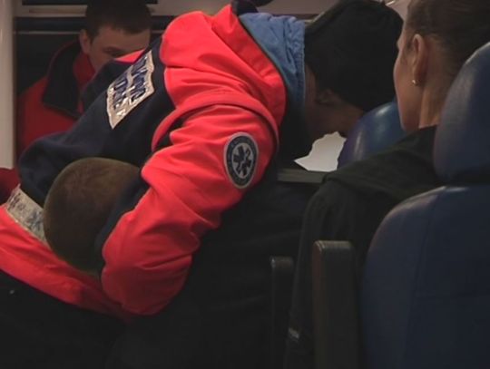 Zaatakował i znieważył udzielających mu pomocy medyków. Odpowie przed sądem