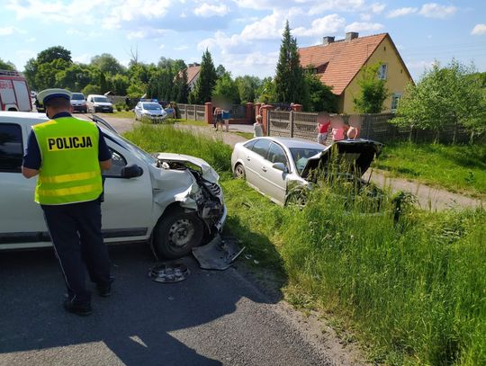 Zablokowana droga w Nasiegniewie w obu kierunkach. Zderzenie dwóch pojazdów 