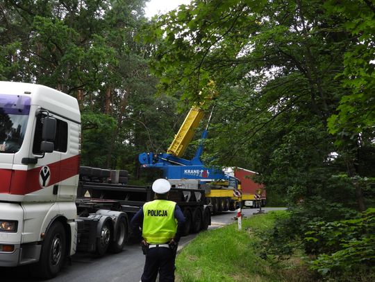 Zablokowana ul. Inowrocławska. Cieżarówka przewróciła się na łuku drogi