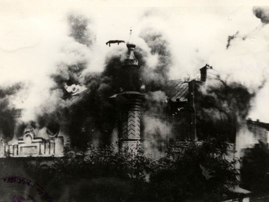 Tak płonęła włocławska synagoga. W Izbicy Kujawskiej przed podpaleniem zmuszono rabina do samobójczego skoku z jej dachu Tak płonęła włocławska synagoga. W Izbicy Kujawskiej przed podpaleniem zmuszono rabina do samobójczego skoku z jej dachu