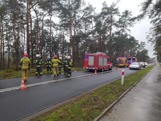 Zakleszczoną w aucie kobietę wydobywali strażacy. Została odwieziona do szpitala