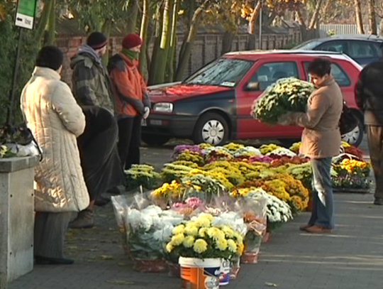 Zakupią od Was znicze i kwiaty, napiszcie tylko gdzie... Kobiety zrzeszone w grupach "Strajk Kobiet Włocławek" pomogą sprzedawcom! 