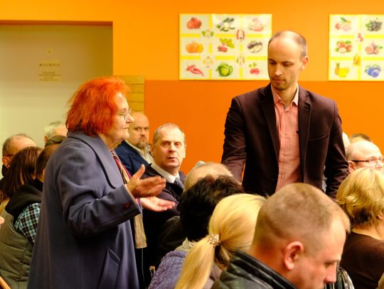 Zamknięty chodnik na moście, dziury w drogach, brak koszy - te kwestie poruszali na spotkaniu z prezydentem mieszkańcy Zawiśla 
