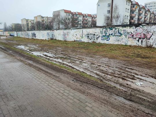 "Zaorali wszystko na amen i wnieśli oponami tonę błota na chodnik"