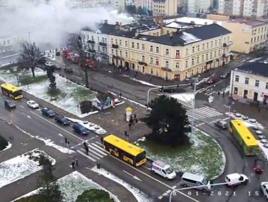 Zapaliła się sadza w kominie jednej z kamienic na Placu Wolności. Na miejscu pracują służby