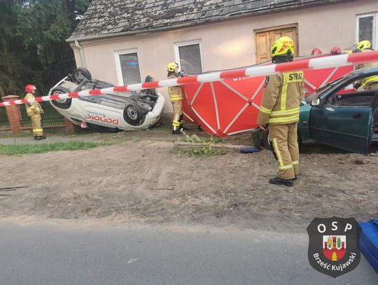 Zaparkowany Fiat dachował po uderzeniu Hondy. Kierowca nie miał uprawnień do prowadzenia pojazdu