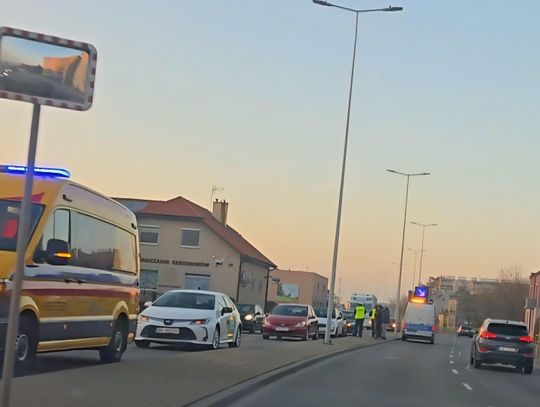 Zasłabł za kierownicą na Okrzei. Skoda uderzyła w pięć pojazdów