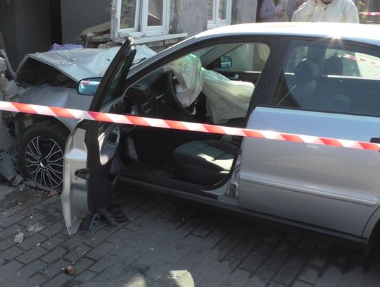Zasłabła za kierownicą i uderzyła w dom...