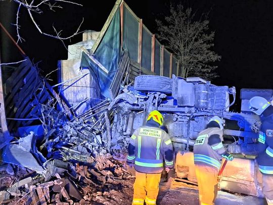 Zasnął za kierownicą ciężarówki i uderzył w ogrodzenie