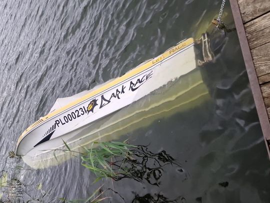 Zatopiona łódź na jeziorze Ługowiska. W akcji służby z Włocławka i OSP Choceń