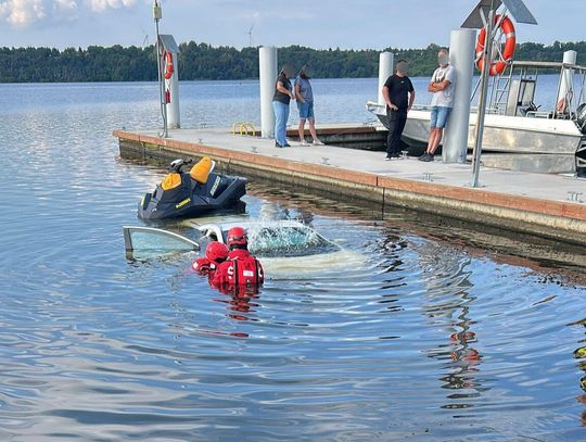Zatopiony Opel Astra na przystani przy ul. Płockiej. Interweniowali strażacy