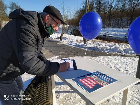 Zbierali podpisy pod projektem ustawy "Otwieramy gospodarkę"