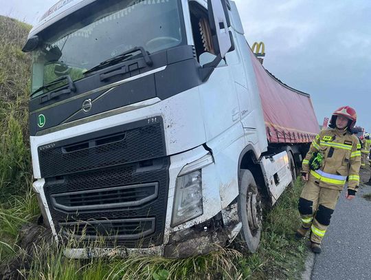 Zdarzenie drogowe na A1 z udziałem ciężarówki przewożącej piwo