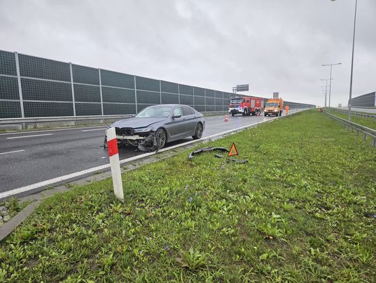 Zdarzenie na A1. BMW uderzyło w bariery, utrudnienia w kierunku Łodzi