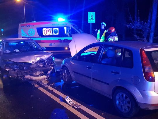 Zderzenie 3 pojazdów na ul. Wienieckiej. Kobieta trafiła do szpitala