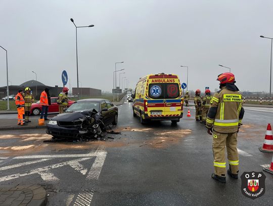 Zderzenie Audi i ciężarówki. 69-latek trafił do szpitala