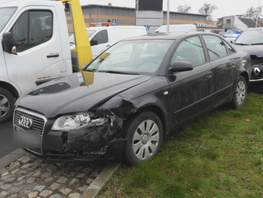 Zderzenie Audi i Renault na skrzyżowaniu ul. Okrzei i Wroniej Ruch jest utrudniony
