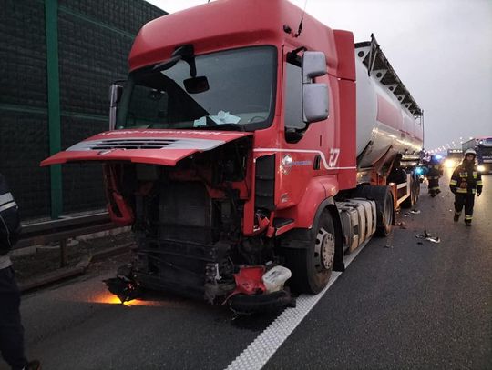 Zderzenie auta ciężarowego z osobowym na A1