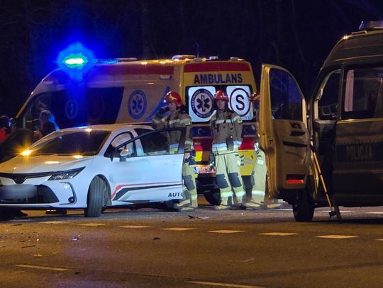 Zderzenie auta osobowego z lawetą na al. Kazimierza Wielkiego. Droga zablokowana