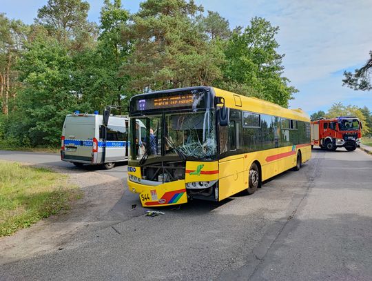 Zderzenie autobusu i Toyoty. Ul. Brzezinowa zablokowana