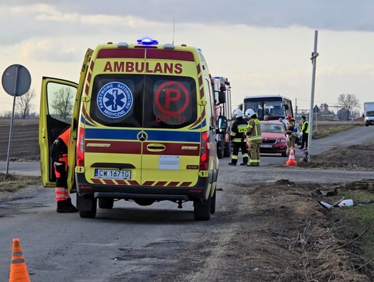 Zderzenie autobusu szkolnego z Audi niedaleko Włocławka. Lądowały dwa śmigłowce LPR