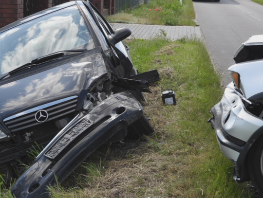 Zderzenie BMW i Mercedesa w Smólsku. Droga jest zablokowana