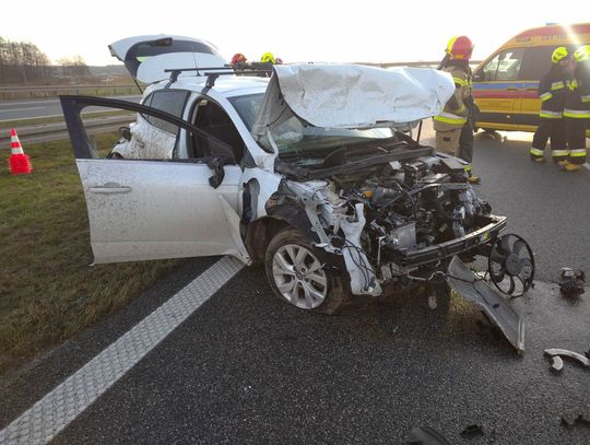 Zderzenie BMW i Renault na autostradzie. Kobieta została przewieziona do szpitala