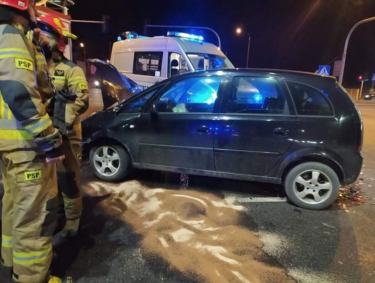 Zderzenie BMW z Oplem na skrzyżowaniu al. Królowej Jadwigi i Chopina
