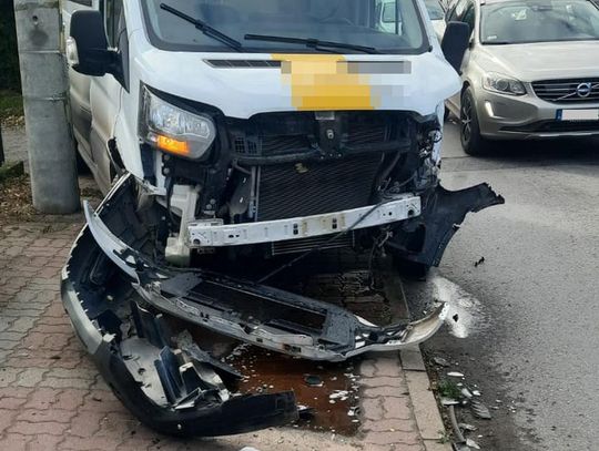 Zderzenie busa z BMW w Radziejowie