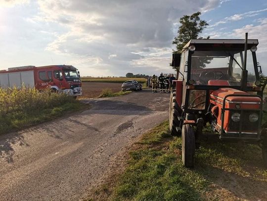 Zderzenie ciągnika i samochodu osobowego. Zawinił kierowca Seata