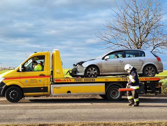 Zderzenie ciężarówki i samochodu osobowego w regionie. Ruchem kierowali strażacy