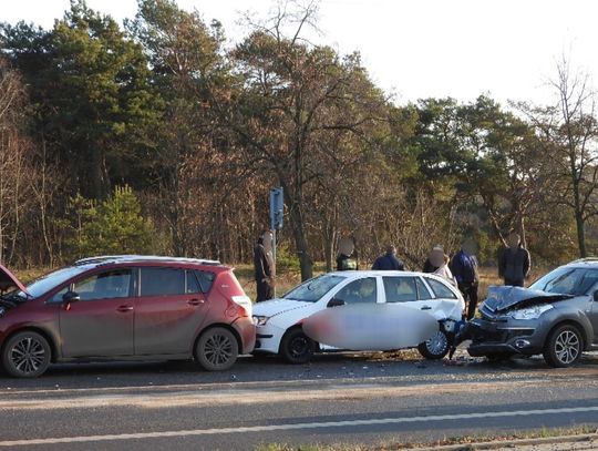 Zderzenie czterech pojazdów na ul. Kruszyńskiej. Jedna osoba w szpitalu 