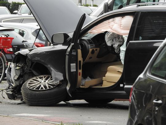 Zderzenie dwóch aut tuż pod budynkiem Komendy Miejskiej Policji