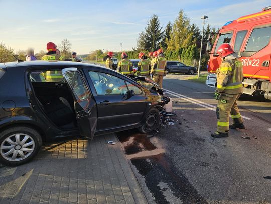 Zderzenie dwóch aut w Kruszynie. Jedna osoba trafiła do szpitala