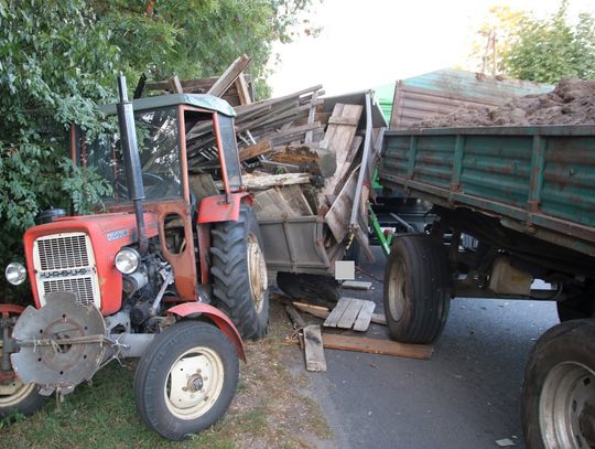 Zderzenie dwóch ciągników. 53-latka przetransportowano śmigłowcem do szpitala