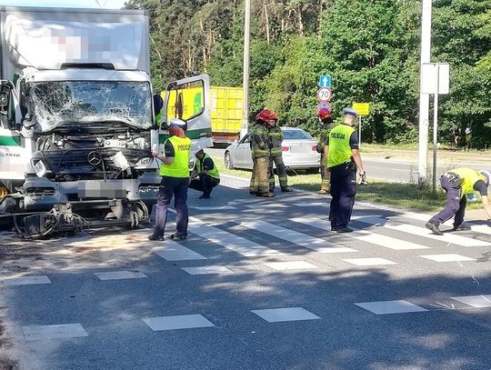 Zderzenie dwóch ciężarówek na Al. Kazimierza Wielkiego. 34-letni kierowca w szpitalu