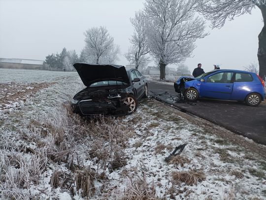 Zderzenie dwóch pojazdów w gm. Kowal. Kobieta trafiła do szpitala