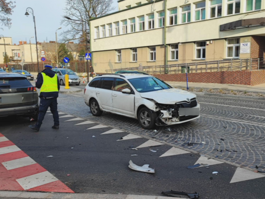 Zderzenie dwóch samochodów na ul. Kilińskiego. Jedna osoba została przewieziona do szpitala