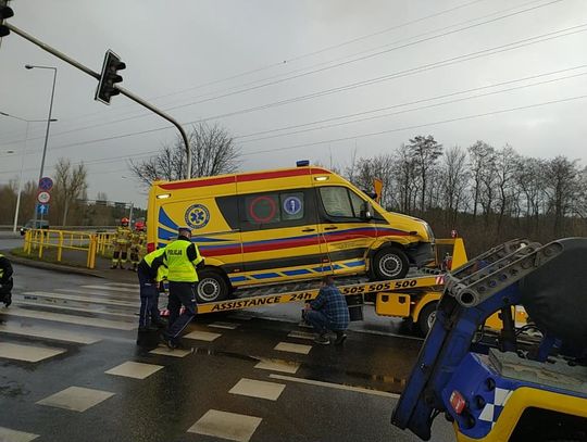Zderzenie karetki pogotowia z autem osobowym. Utrudnienia na skrzyżowaniu Alei Królowej Jadwigi, Chopina i Kazimierza Wielkiego